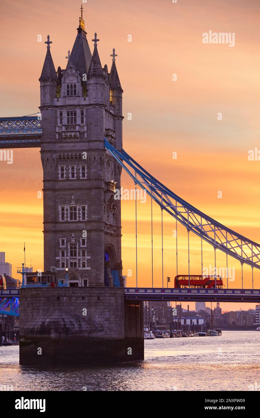 Autobus sul Tower Bridge all'alba, Londra, Inghilterra, GB Foto Stock