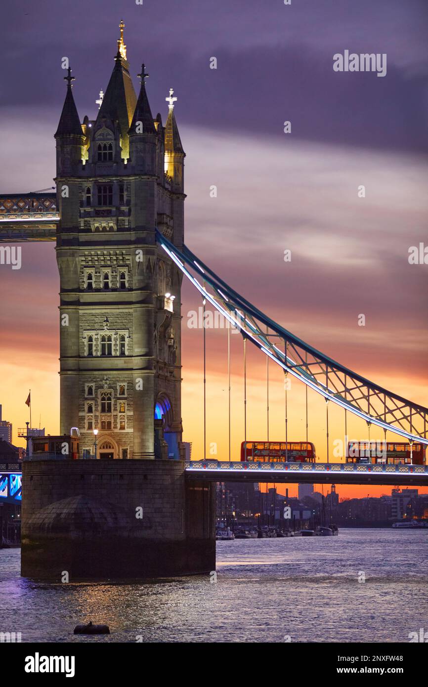Due autobus sul Tower Bridge all'alba, Londra, Inghilterra, GB Foto Stock