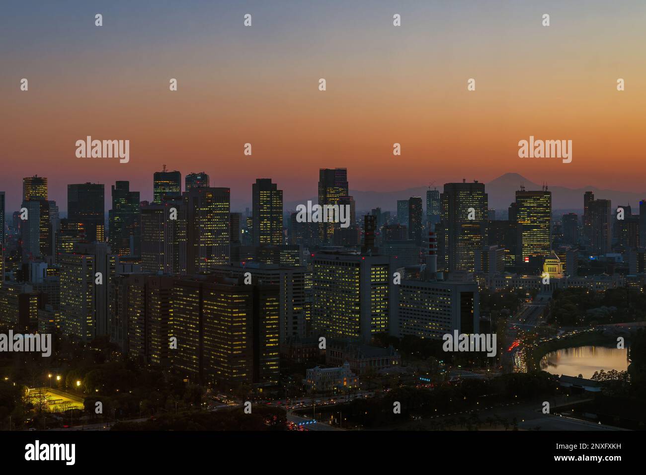 Tramonto a Tokyo. Vista del centro città con il National Diet Building, i moderni grattacieli e l'iconico Monte Fuji Foto Stock
