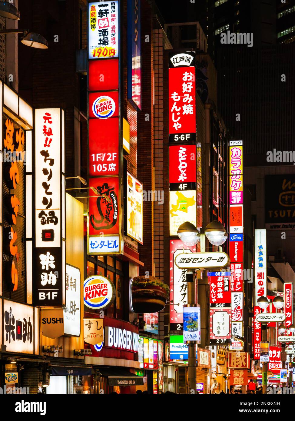 Luci al neon di Tokyo, cartelloni e cartelli colorati in Shibuya Center Street Foto Stock