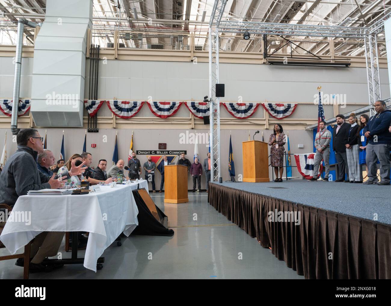 230202-N-GC965-0038 SAN DIEGO (2 febbraio 2023) Un gruppo di leader del Naval Information Warfare Systems Command (NAVWAR) ha fornito feedback a una delle sei squadre durante un evento Buildathon, dal 31 gennaio al 2 febbraio. Buildathon ha aiutato ciascun team a identificare problemi e soluzioni utilizzando i team Power Apps, Power Automate, Power Business Intelligence (BI), Dataverse e Microsoft attraverso il team di Flank Speed. Foto Stock