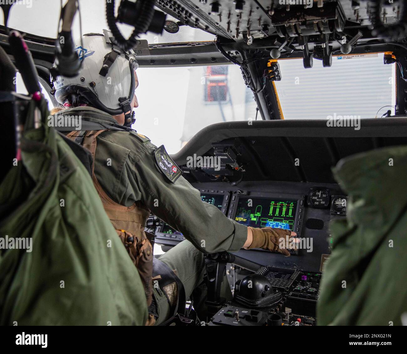 230205-N-HG846-1012 SOUTH CHINA SEA (5 febbraio 2023) – Lt. CMdR. Amy Davis, di Anderson, South Carolina, atterra un MH-60s Seahawk assegnato ai “Blackjack” di Helicopter Sea Combat Squadron (HSC) 21 sul ponte di volo della JMSDF (Japanese Maritime Self Defense Force) cacciatorpediniere di classe Takanami JS Makinami (DD 112) durante le operazioni combinate con la nave litoranea variante dell'Indipendenza USS Charleston (LCS 18) Nel Mar Cinese Meridionale, 5 febbraio. Charleston, parte di Destroyer Squadron 7, è in fase di implementazione rotazionale, che opera nell'area operativa della flotta degli Stati Uniti 7th per migliorare l'interoperabilità con Foto Stock