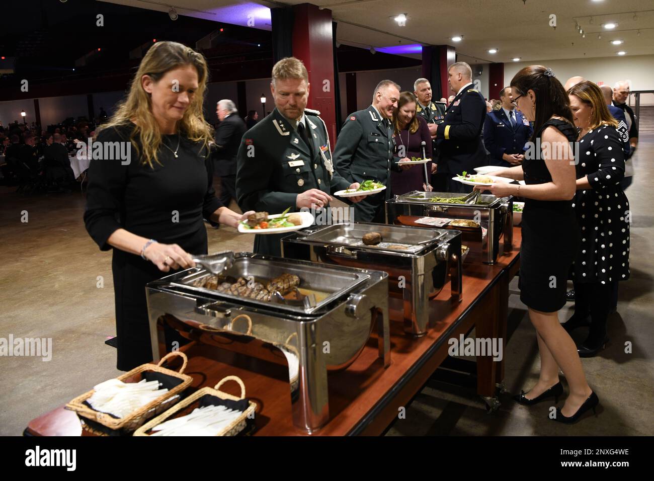 Gli ospiti provenienti sia dal Minnesota che dalla Norvegia potranno gustare un pasto servito dalla locale Military Support Organization, che serve le nostre truppe, al banchetto americano organizzato dalla Guardia Nazionale del Minnesota presso il Roy Wilkins Auditorium di St Paul, Minnesota il 4 febbraio 2023. Circa 400 cittadini statunitensi e norvegesi e personale militare parteciperanno all'evento in onore del 50th° anniversario del Norwegian reciproci Troop Exchange (NOREX), che è la più lunga partnership di scambio militare tra due nazioni. Foto della Guardia Nazionale del Minnesota di: Master Sgt. Paul Santikko Foto Stock