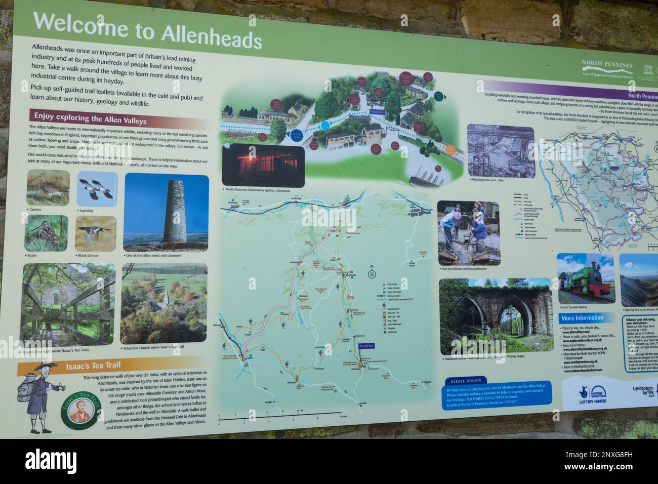 Benvenuto all'insegna Allenheads e al cartello informativo per i turisti che visitano le valli Allen nell'area North pennines di straordinaria bellezza naturale Foto Stock
