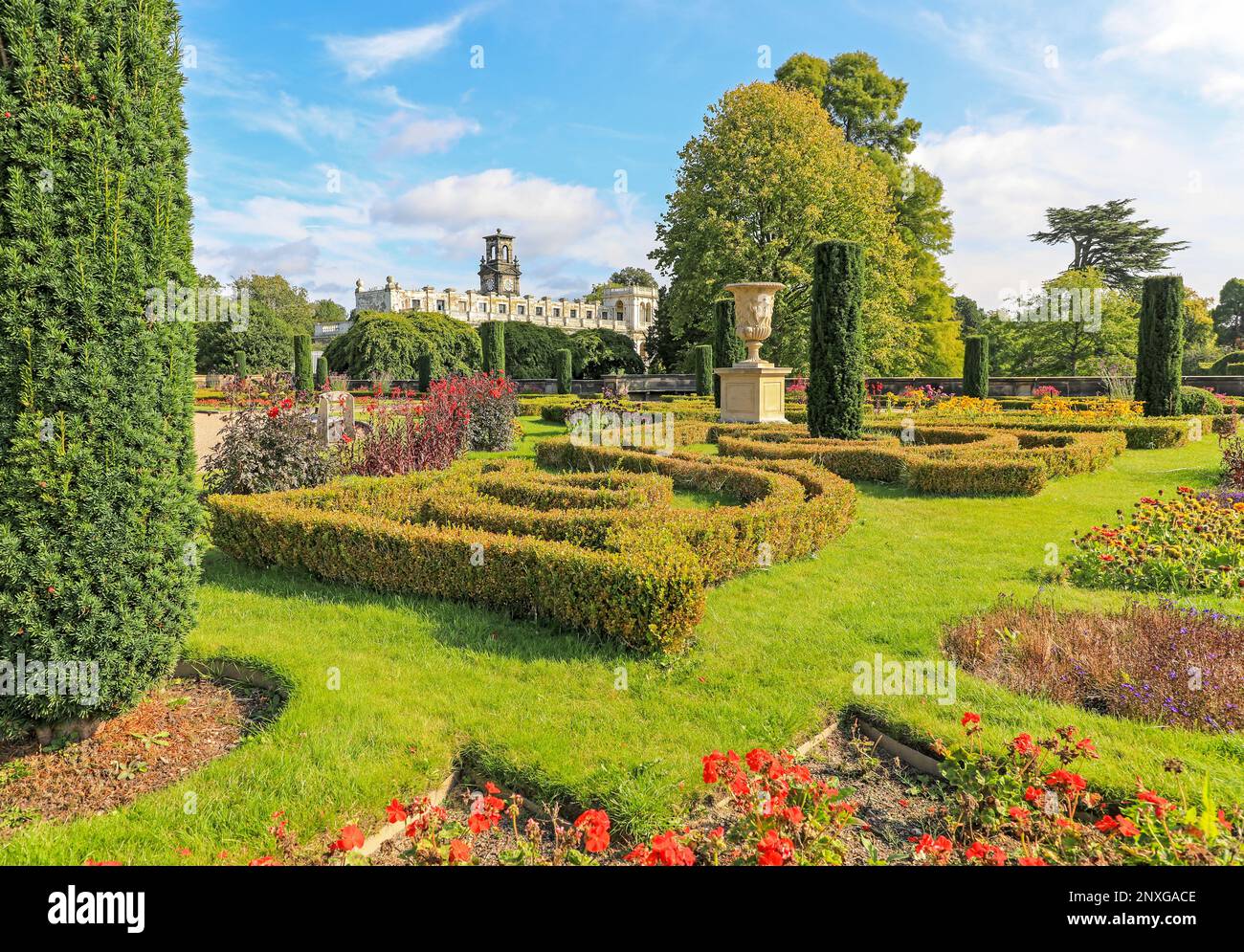 Edificio e campanile in stile italiano a Trentham Gardens, Stoke-on-Trent, Staffordshire, Inghilterra, Regno Unito Foto Stock