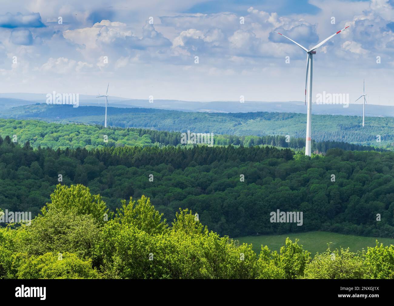 paesaggio turbine eoliche foresta primavera sostenibilità energie rinnovabili saarland natura germania Foto Stock