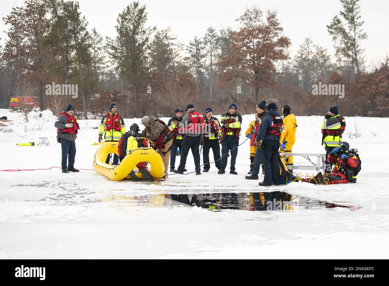 Vigili del fuoco con la direzione dei servizi di emergenza Vigili del fuoco condurre la formazione di salvataggio di acqua di ghiaccio 11 gennaio 2023, a Frozen Big Sandy Lake su South Post a Fort McCoy, Wisconsin. Foto Stock