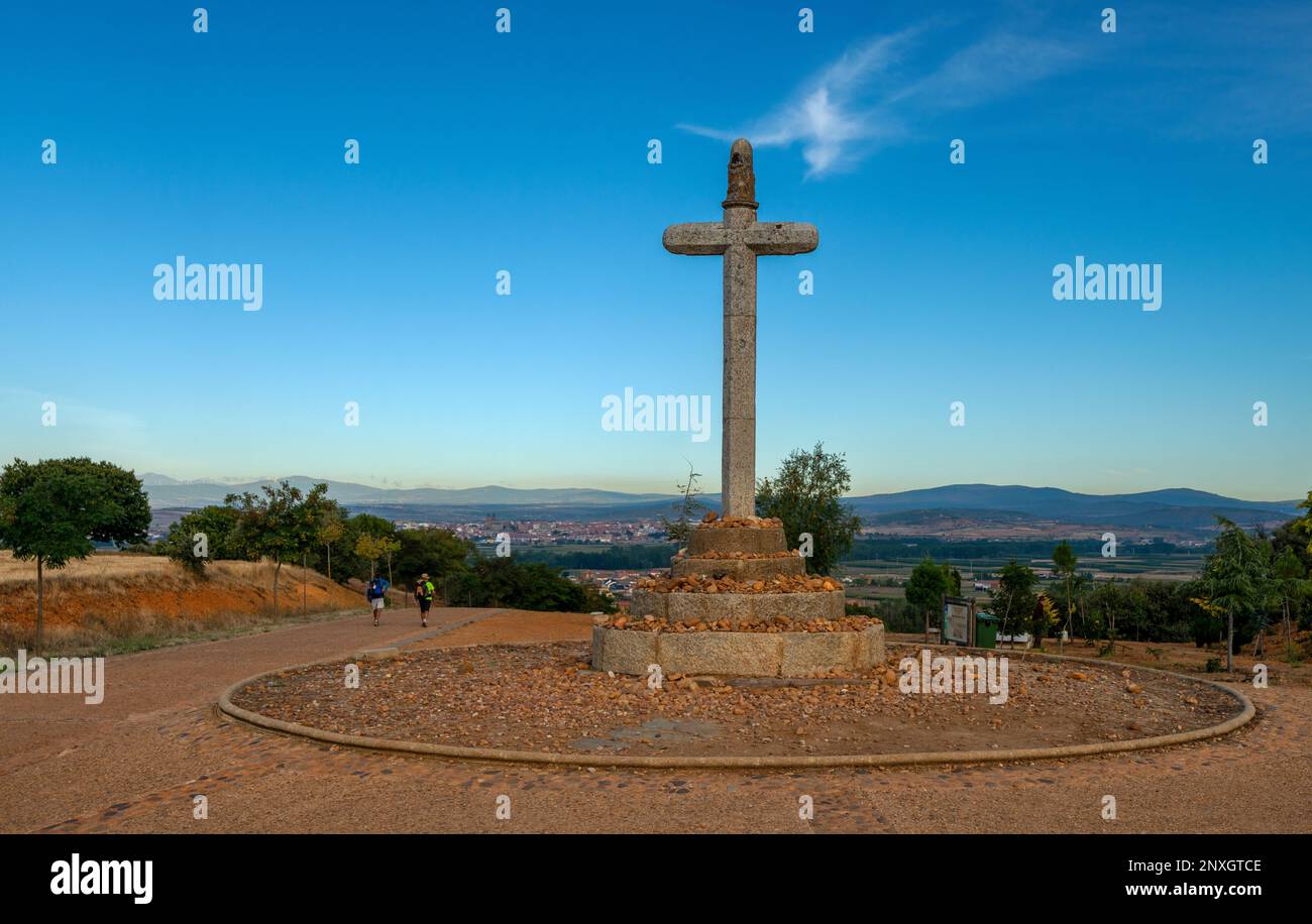 Croce in pietra - Crucero de Santo Toribio, un punto di riferimento storico sul cammino di Santiago vicino a Leon, Spagna Foto Stock