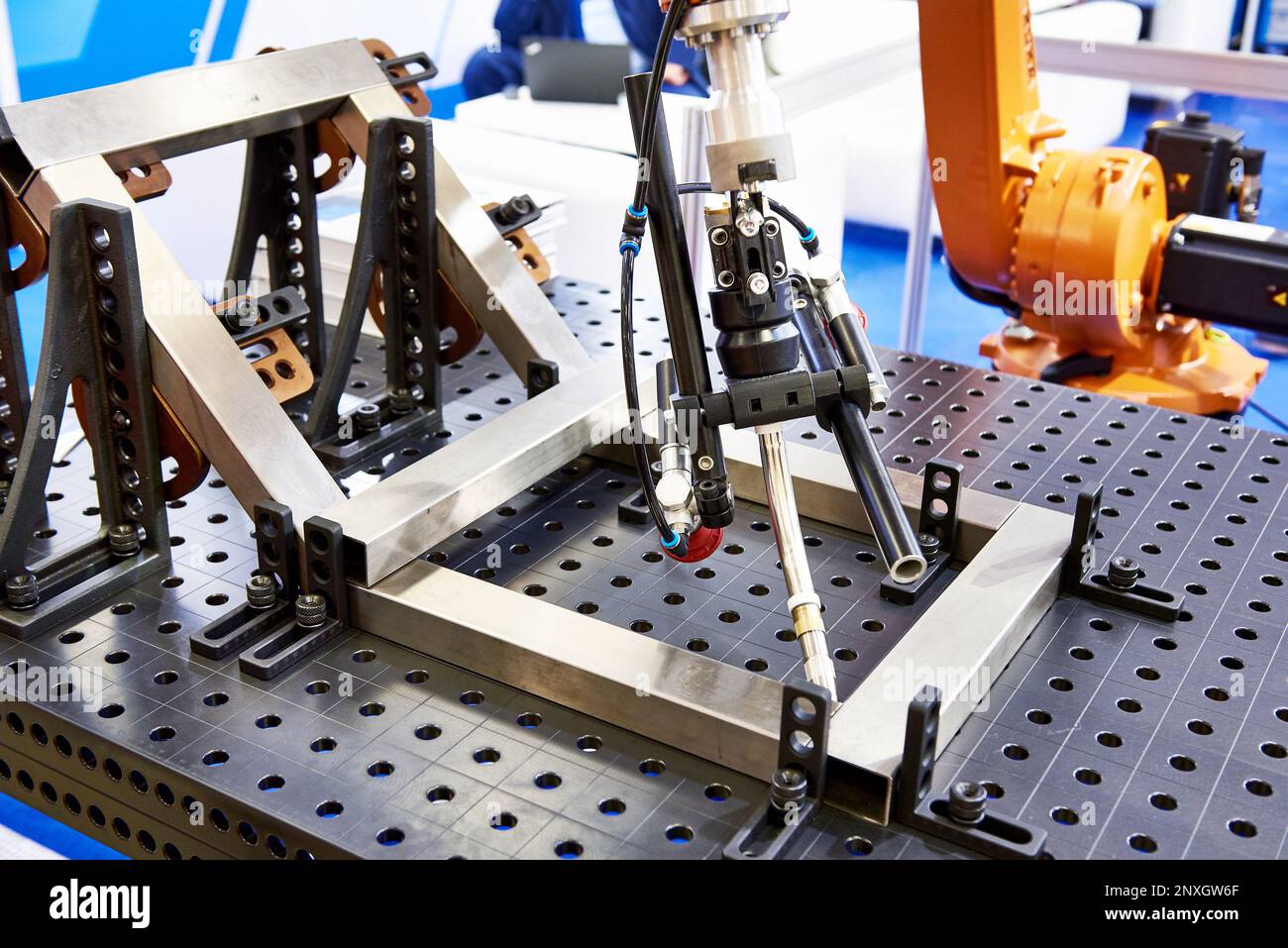 Braccio robot per saldatura automatica del metallo Foto Stock