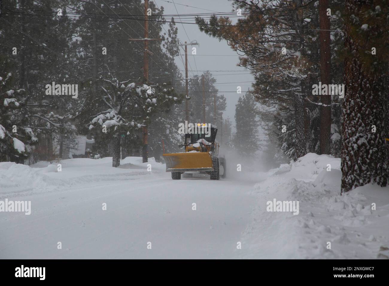 Big Bear City, California, Stati Uniti. 1st Mar, 2023. Big Bear City ha ricevuto 2ft di neve la scorsa notte il 28th 2023 febbraio. Il motore CAT al mattino cercando di arare le strade. Gli spazzaneve stanno lavorando sodo per cercare di liberare le strade dei residenti. Credit: Katrina Kochneva/ZUMA Wire/Alamy Live News Foto Stock