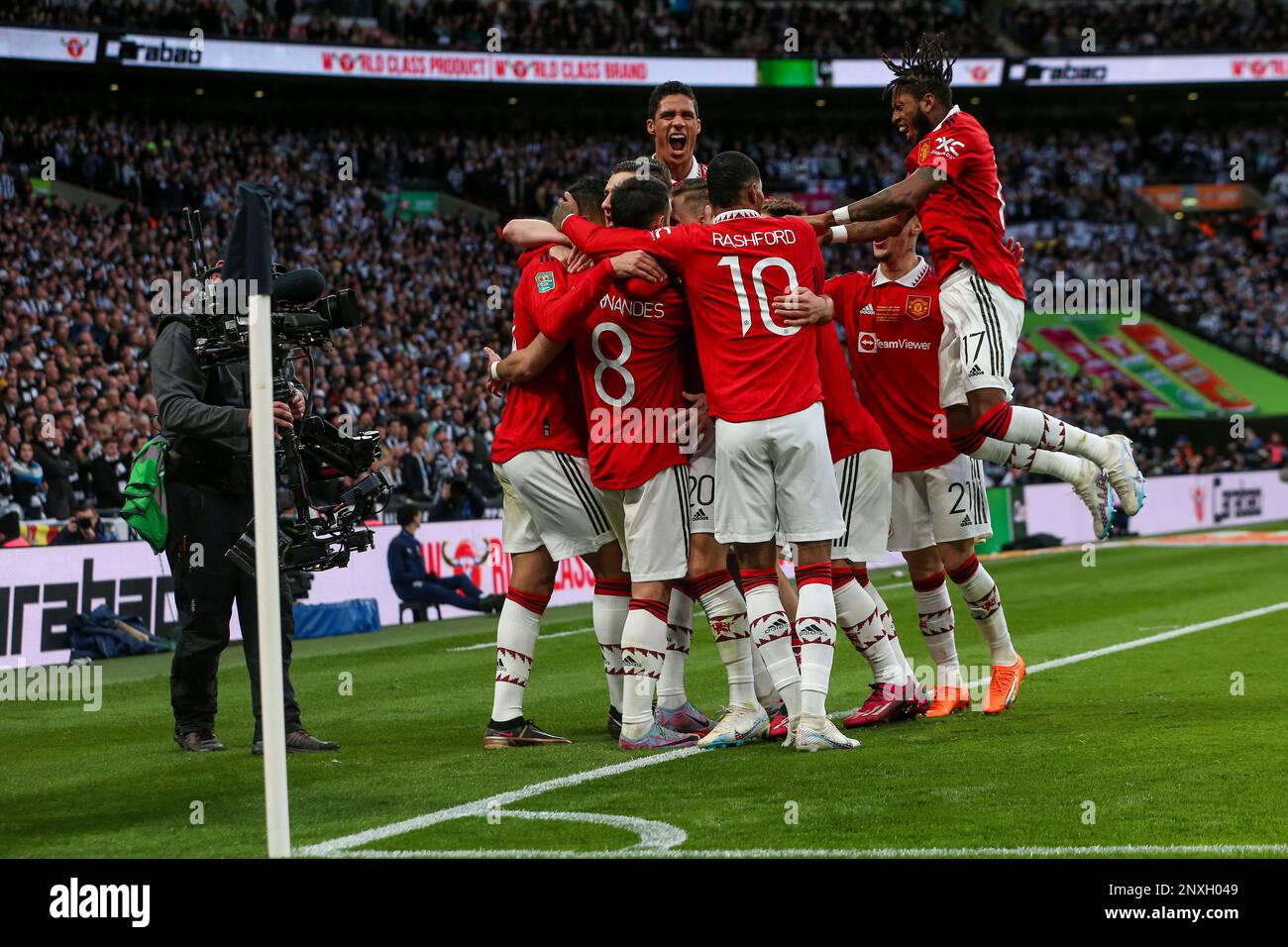 Il Casemiro del Manchester United festeggia con i suoi compagni di squadra dopo aver segnato il loro primo gol durante la finale della Carabao Cup tra il Manchester United e il Newcastle United al Wembley Stadium, Londra, domenica 26th febbraio 2023. (Foto: Mark Fletcher | NOTIZIE MI) Credit: NOTIZIE MI & Sport /Alamy Live News Foto Stock