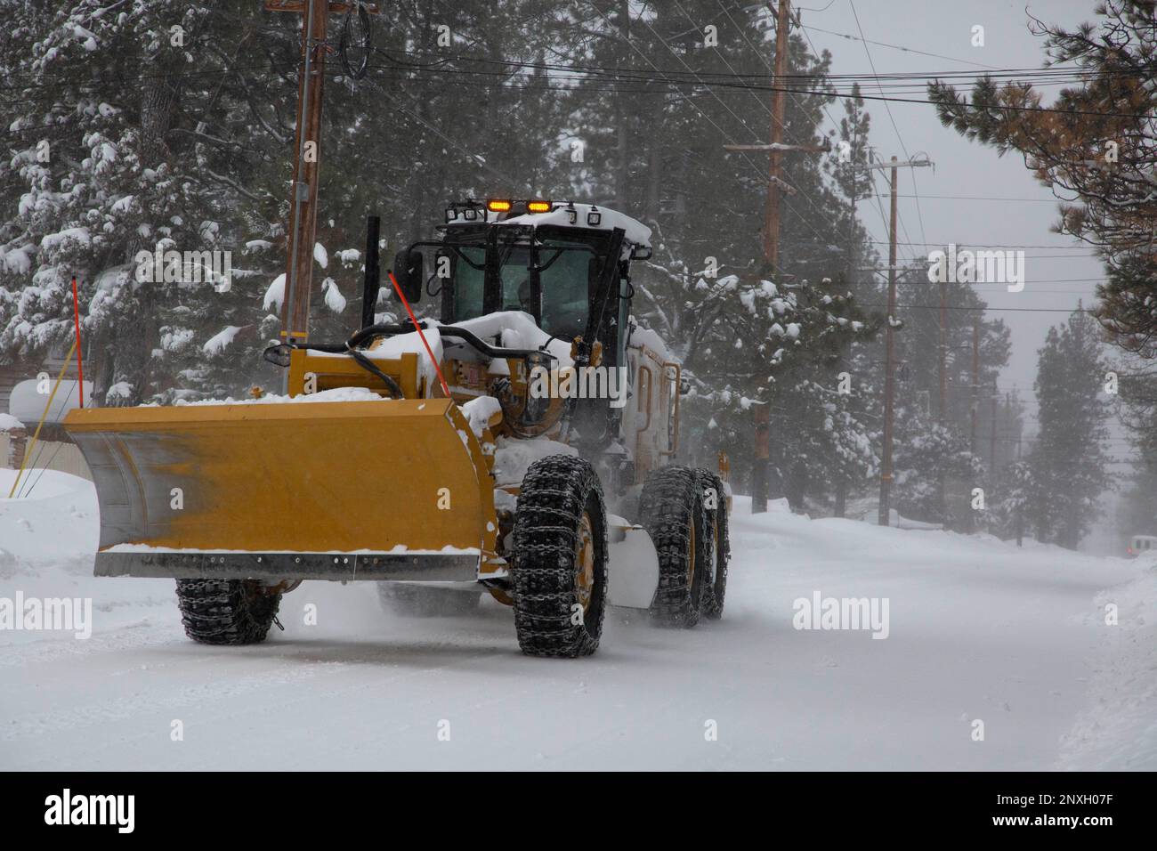 Big Bear City, California, Stati Uniti. 1st Mar, 2023. Big Bear City ha ricevuto 2ft di neve la scorsa notte il 28th 2023 febbraio. Il motore CAT al mattino cercando di arare le strade. Gli spazzaneve stanno lavorando sodo per cercare di liberare le strade dei residenti. Credit: Katrina Kochneva/ZUMA Wire/Alamy Live News Foto Stock