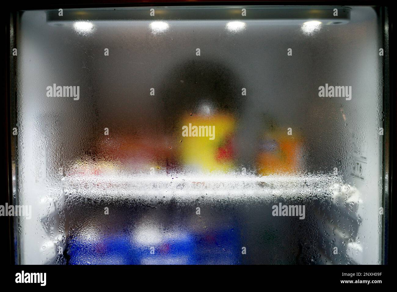 Primo piano delle gocce d'acqua sul bicchiere del frigorifero. Condizioni  di condensazione dell'acqua nell'aria, formando goccioline d'acqua sfocate  Foto stock - Alamy