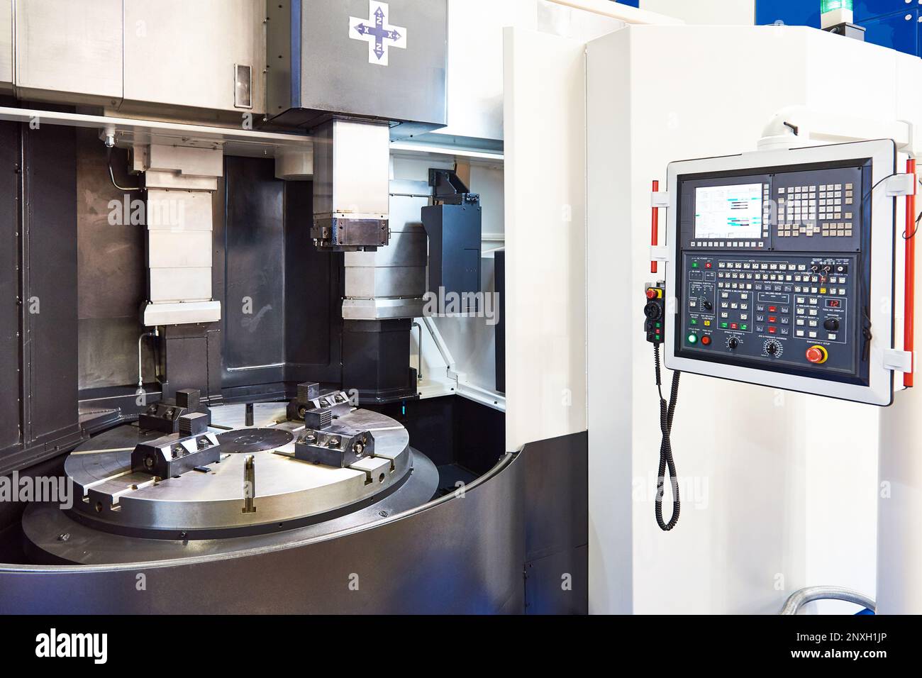 Moderno tornio verticale CNC Foto Stock