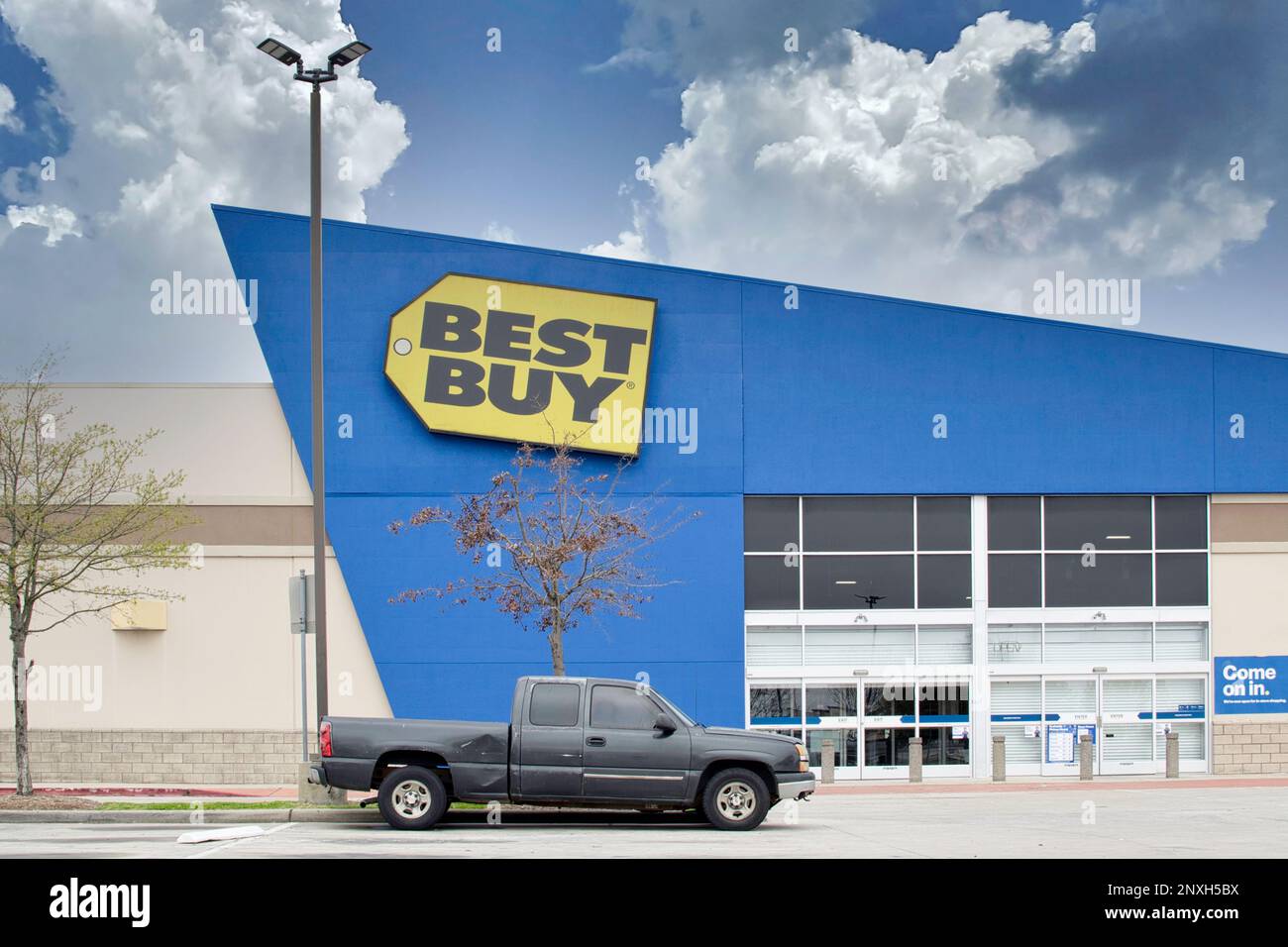 Houston, Texas USA 02-25-2023: Best Buy business exterior storefront con un solo veicolo nel parcheggio di Houston, Texas. Principale rivenditore di elettronica. Foto Stock