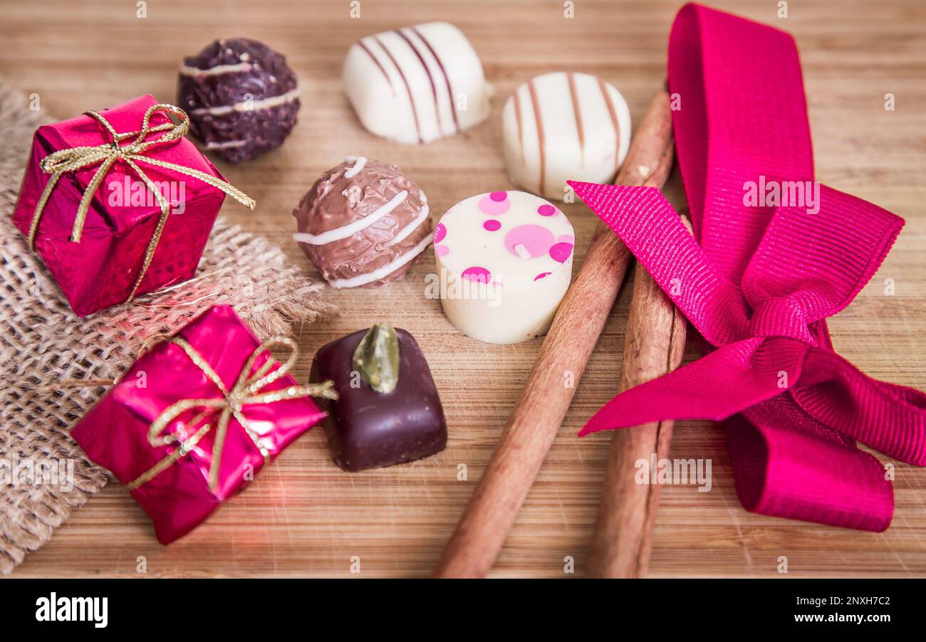 Praline al cioccolato tartufi per San Valentino in colore rosa. Foto Stock