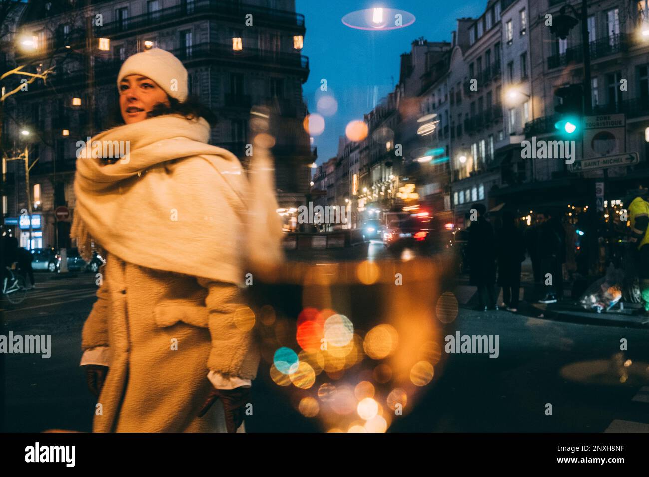 Parigi, 08.02.23: Uscendo, le luci della strada si illuminano in un bicchiere di vino. Foto Stock