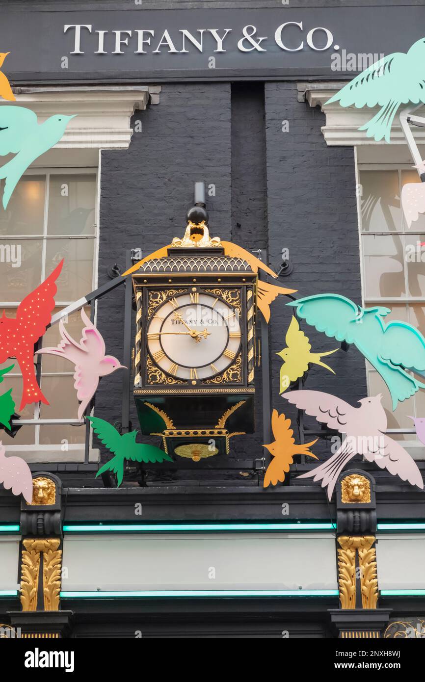 Inghilterra, Londra, Piccadilly, New Bond Street, facciata esterna del negozio Tiffany & Co con decorazioni natalizie Foto Stock