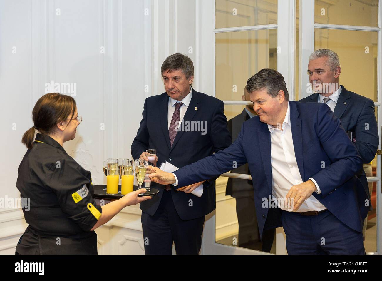 Il presidente del ministro fiammingo Jan Jambon e Bart Somers hanno illustrato durante l'apertura della "Missione della Bielorussia democratica", uffici diplomatici al servizio dell'opposizione bielorussa a Bruxelles, mercoledì 01 marzo 2023. FOTO DI BELGA JAMES ARTHUR GEKIERE Foto Stock