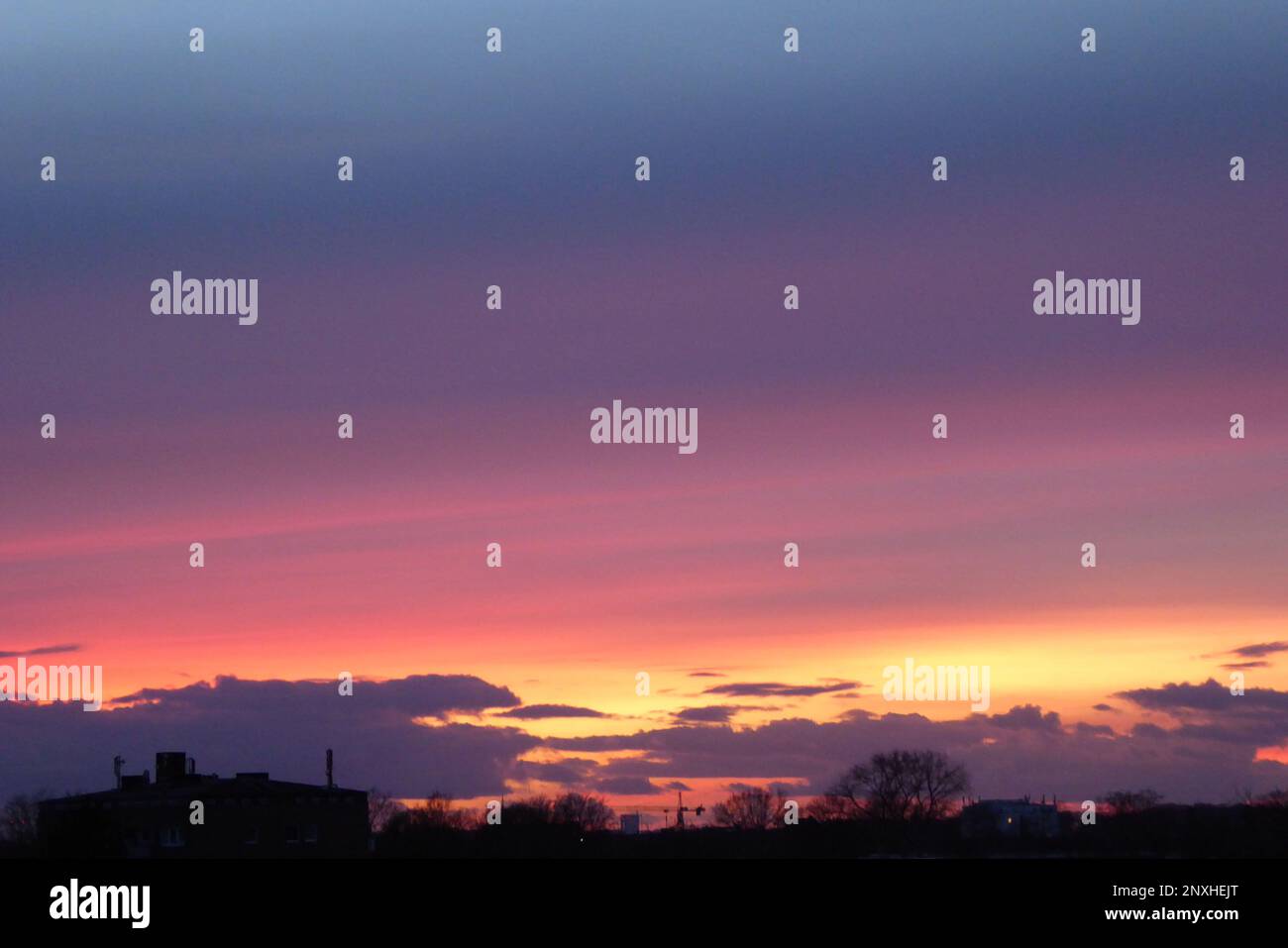 Sonnenaufgang / Morgenhimmel /Sunrise / rot / roetlich/Himmel / Wolken / Wolkenformation / Foto Stock