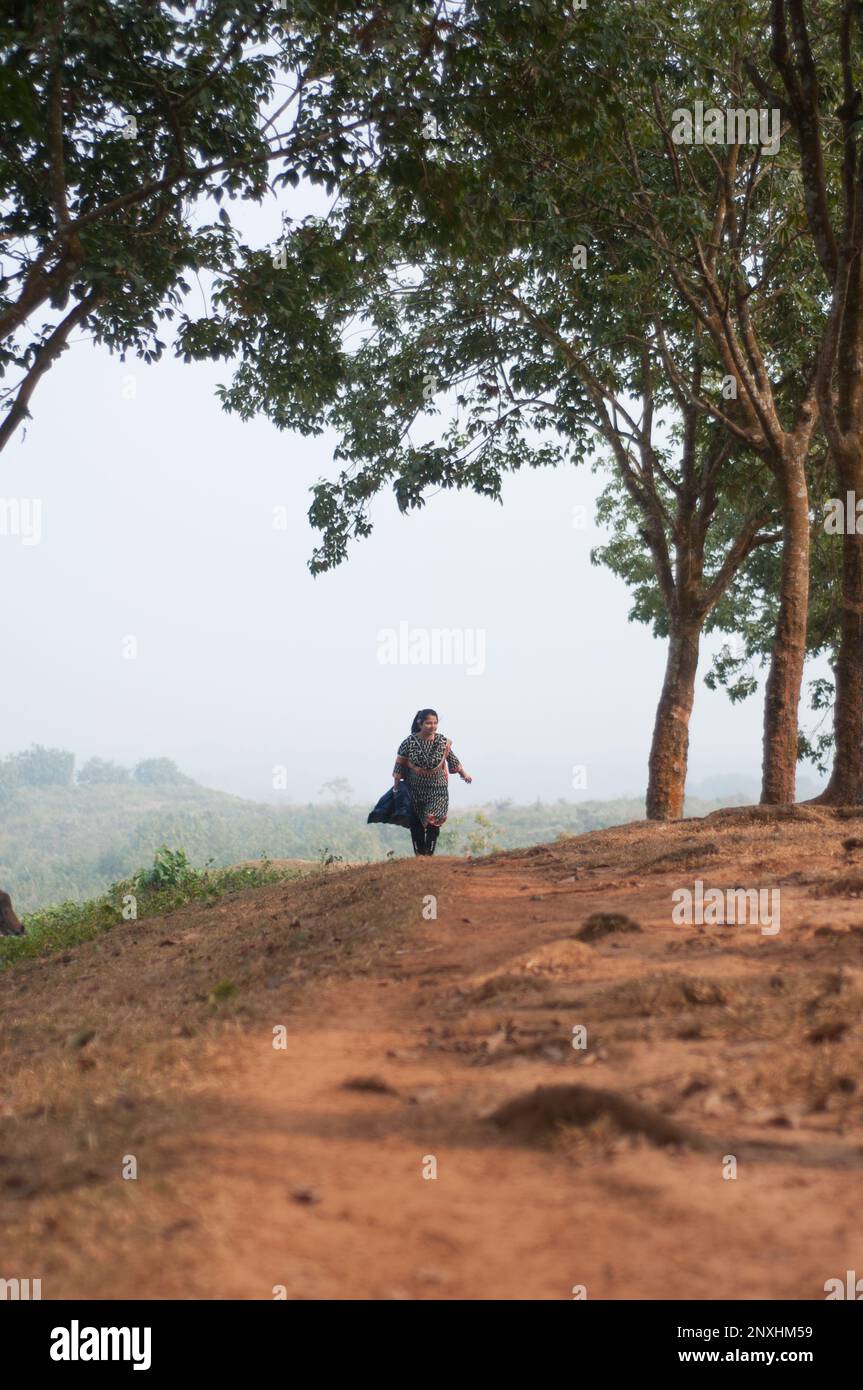 Foto di strada collinare in Bangladesh. Foto Stock