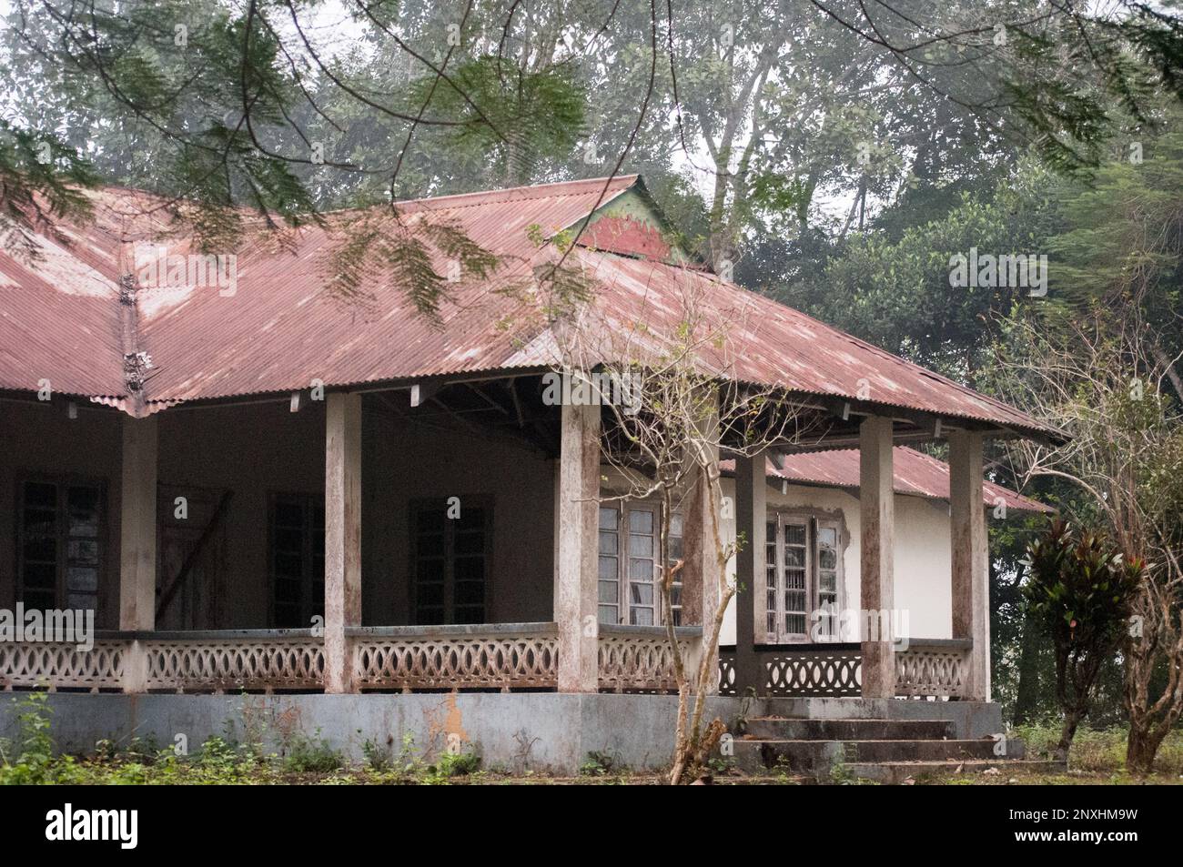 Foto di una casa di bungalow abbandonata in Bangladesh Foto Stock
