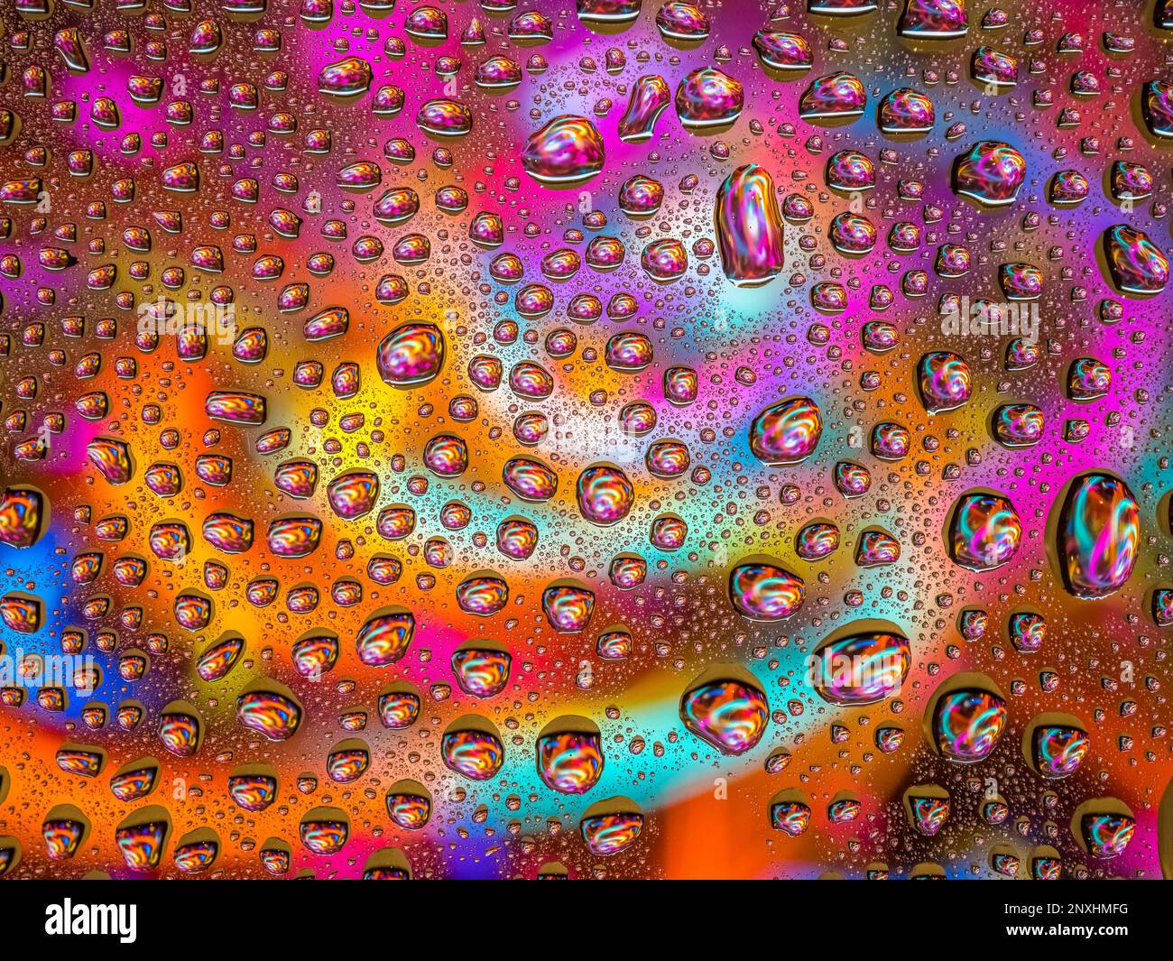 Gocce d'acqua su un colorato sfondo astratto Foto Stock