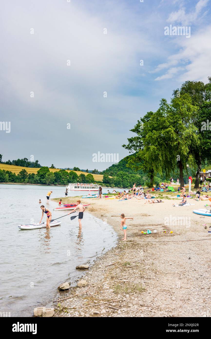 Diemelsee: lago Diemelsee o Diemel serbatoio (Diemelstausee), spiaggia, bagnanti, nave passeggeri a Nordhessen, Assia, Assia, Germania Foto Stock