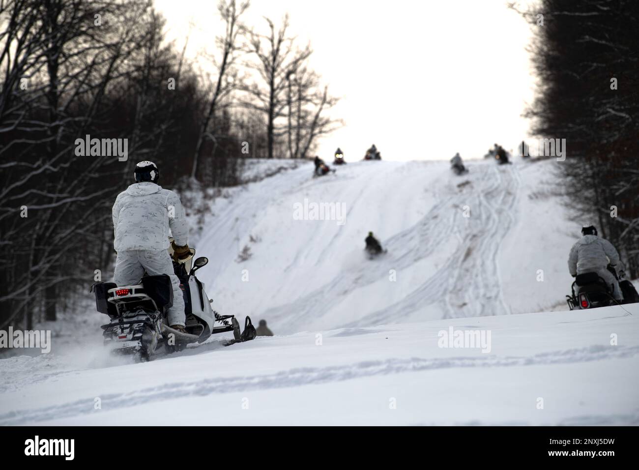 20th forze speciali i soldati del gruppo sono sottoposti alla certificazione di ninnevamento, durante lo Sciopero settentrionale 23-1, 27 gennaio 2023, a Camp Grayling, Michigan. L'iterazione invernale di Northern Strike serve come un modo conveniente per le unità del Dipartimento della Difesa di condurre operazioni congiunte in tutti i domini a basse temperature. Foto Stock