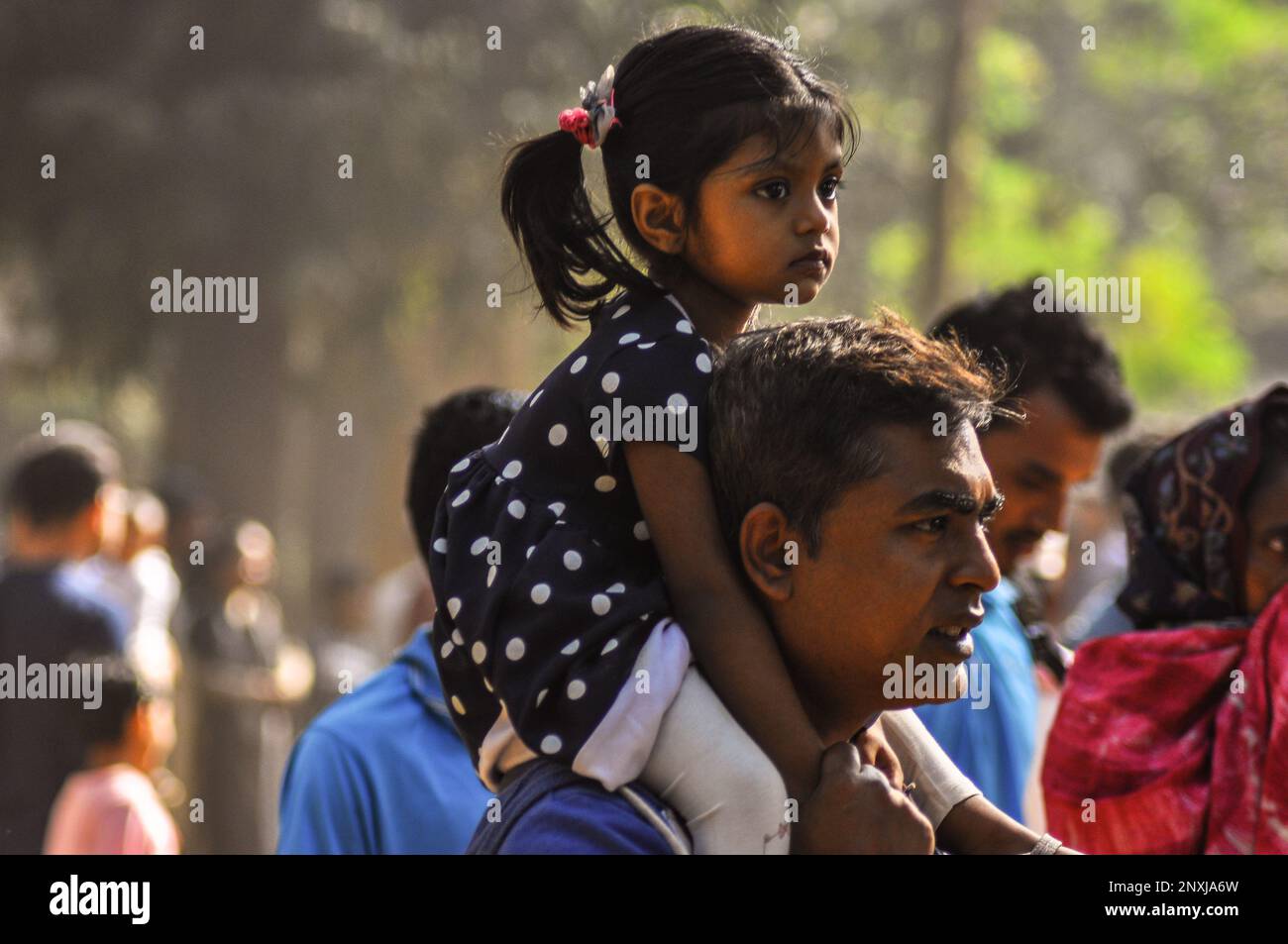 Padre con sua figlia in un momento incantevole. Foto Stock