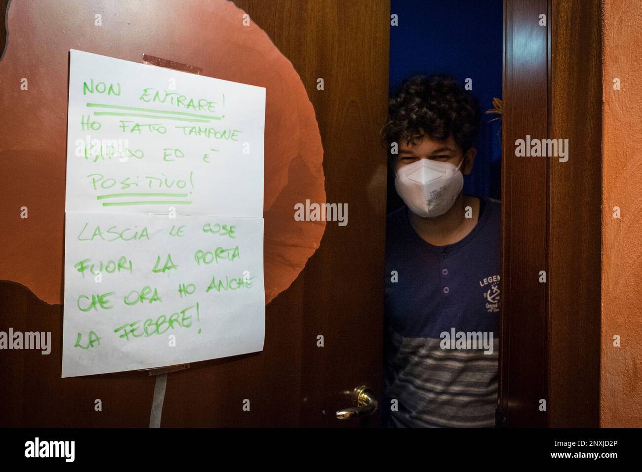 Italia, Coronavirus, ragazzo in quarantena Foto Stock