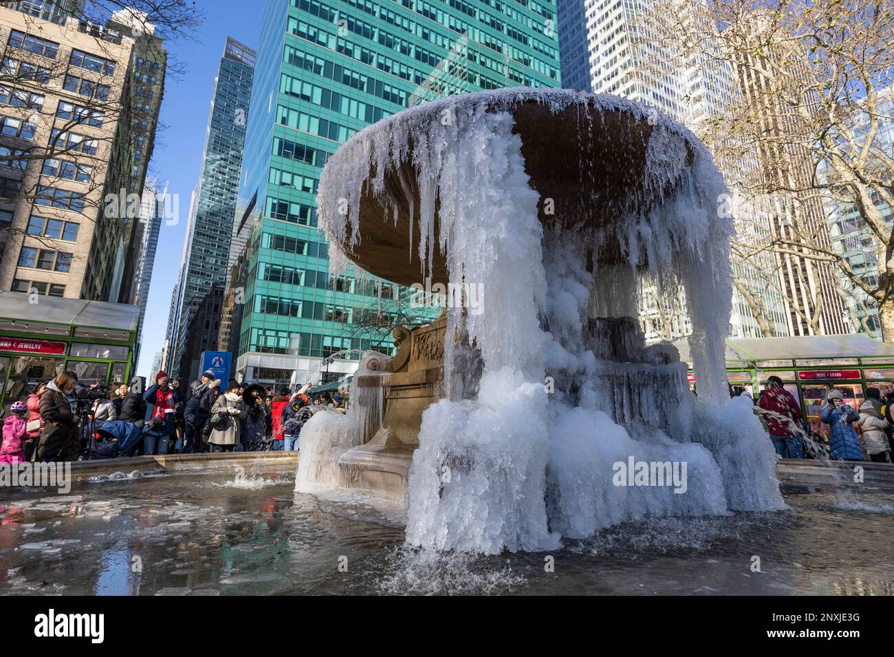 La fontana è congelata a Bryant Park il giorno di Natale a New York Foto Stock