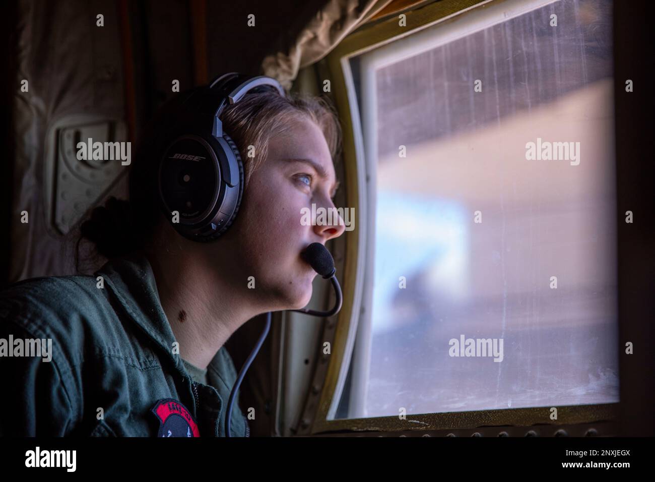 NEGLI STATI UNITI Corpo marino CPL. Cassidy Brannen, un loadmaster con Marine Aerial Refueler Transport Squadron (VMGR) 152, osserva un KC-130J Super Hercules Aircraft rifornimento di un CH-53E Super Stallion elicottero con Marine Heavy Helicopter Squadron (HMH) 361 durante Vagabond Horizon 2023 su Yuma, Arizona, 23 gennaio 2023. VMGR-152 viaggiò da Iwakuni, Giappone per partecipare a Vagabond Horizon 2023 e aumentò la loro preparazione al combattimento attraverso una formazione congiunta con vari Stati Uniti Unità dell'aeronautica attraverso l'ambiente unico dell'Arizona. Foto Stock