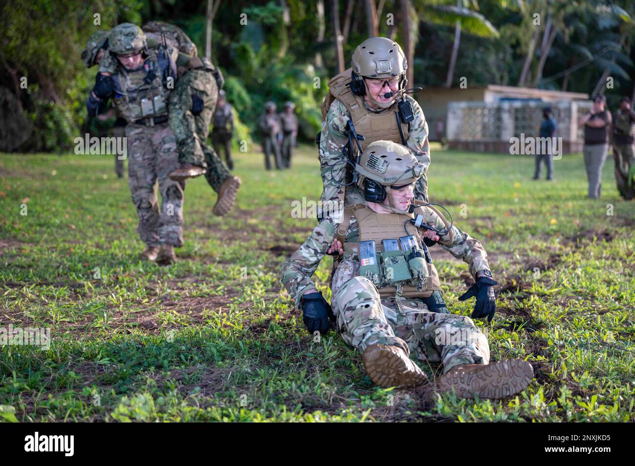 SANTA RITA, GUAM (20 gennaio 2023) marinai assegnati a un'unità Naval Special Warfare pratica drag amico e vigili del fuoco come parte di un'esercitazione di addestramento sul campo specialista di guerra di spedizione. Naval Special Warfare è la forza militare marittima speciale della nazione, in una posizione unica per estendere la portata della flotta e ottenere e mantenere l'accesso per la forza comune in competizione e conflitto. Foto Stock