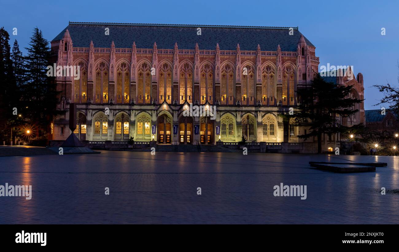 Biblioteca Suzzallo e Piazza Rossa all'Università di Washington a Seattle, Washington di notte Foto Stock