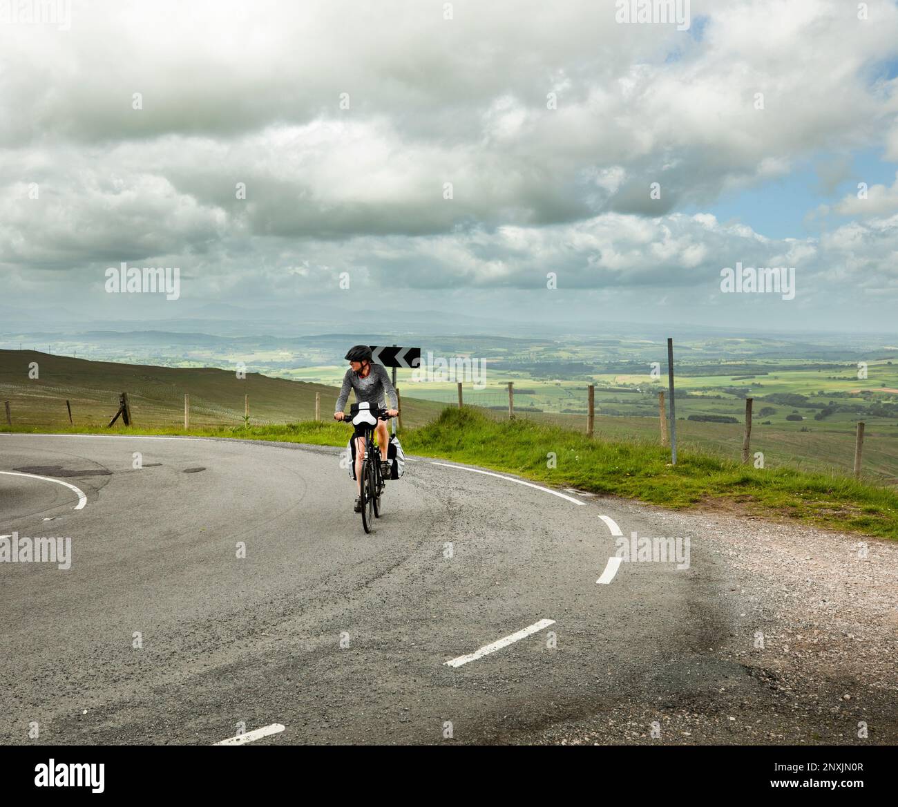 I ciclisti Sea to Sea si avvicinano alla vetta del passo Hartside, vicino ad Alston, North Pennines, Cumbria Foto Stock