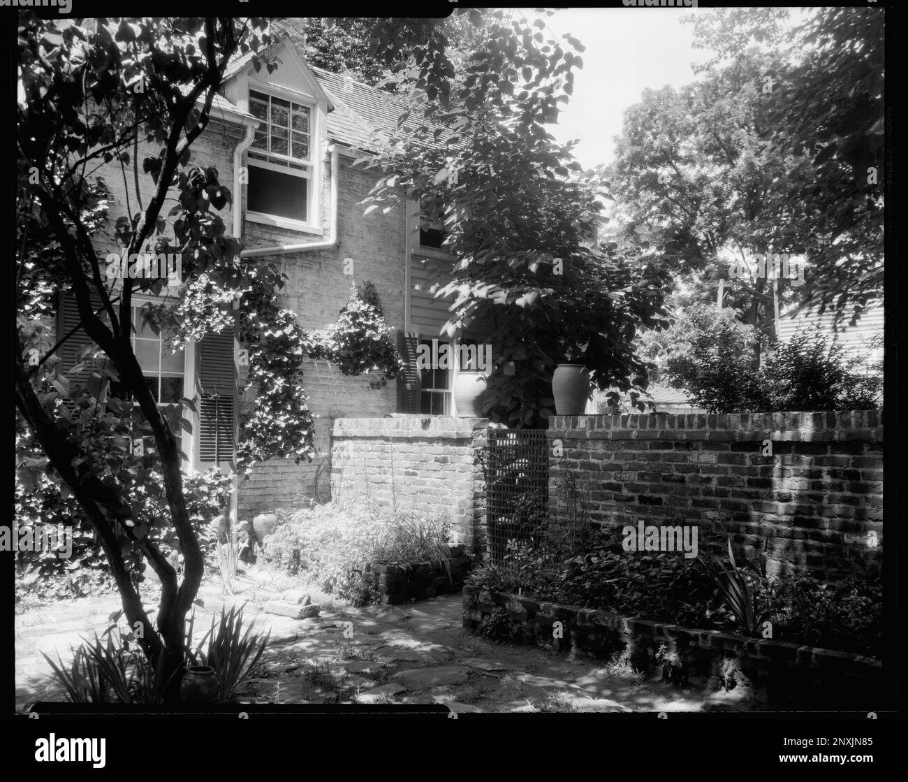 The Quarters, Miss Doggett's House, Fredericksburg, Virginia. Carnegie Survey of the Architecture of the South. Stati Uniti Virginia Fredericksburg, Garden Walls, Gardens, Patios, Houses. Foto Stock