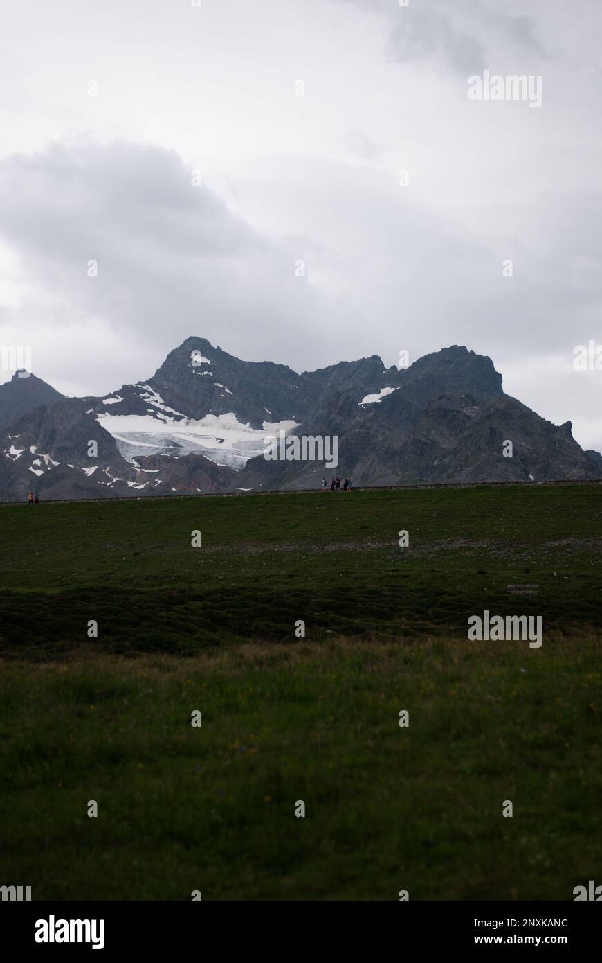 Cime di montagne nelle Alpi con tempo nuvoloso Foto Stock