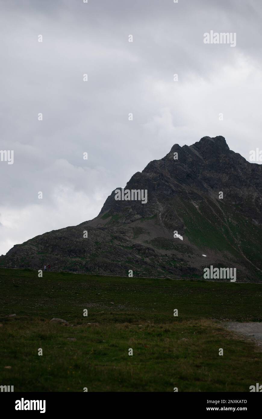 Verde collina in montagna in tempo nuvoloso Foto Stock