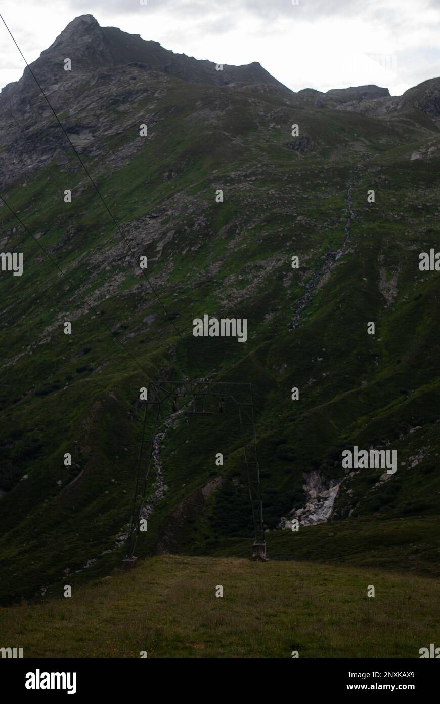 Vista sulle cime delle montagne nelle Alpi con clima nuvoloso Foto Stock