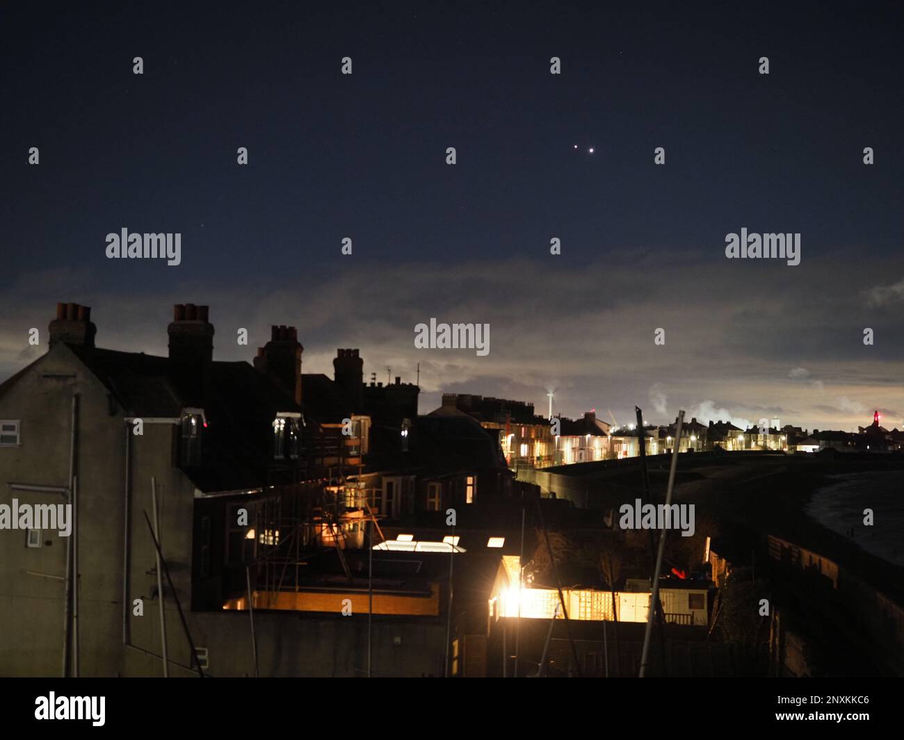 Sheerness, Kent, Regno Unito. 1st Mar, 2023. UK Weather: Pianeti Giove (a sinistra) e Venere (a destra) visti l'uno accanto all'altro in una congiunzione nel cielo notturno sopra Sheerness, Kent questa sera. Credit: James Bell/Alamy Live News Foto Stock