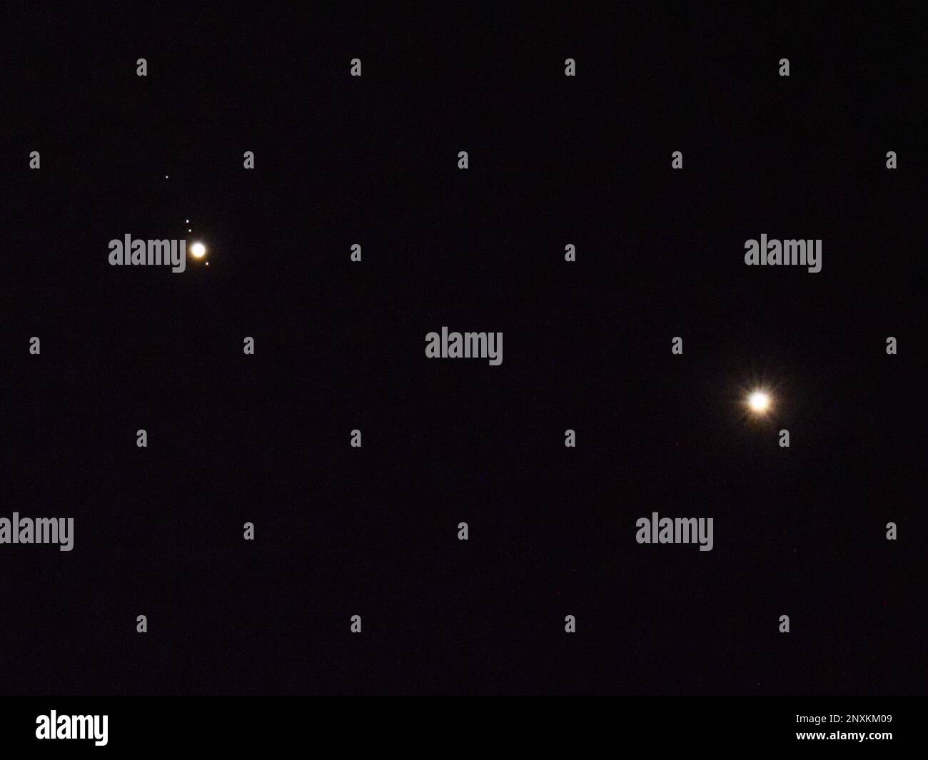 Sheerness, Kent, Regno Unito. 1st Mar, 2023. UK Weather: Pianeti Giove (a sinistra) e Venere (a destra) visti l'uno accanto all'altro in una congiunzione nel cielo notturno sopra Sheerness, Kent questa sera. Credit: James Bell/Alamy Live News Foto Stock