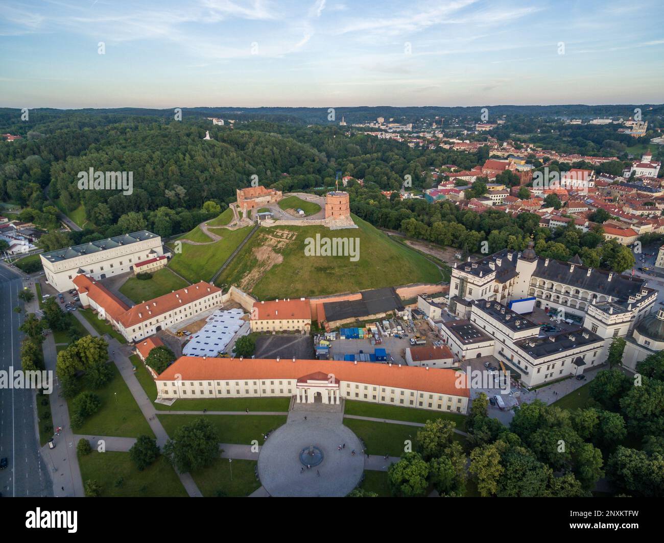Vilnius Città Vecchia e fiume Neris, Gediminas Castello e Arsenale Vecchio, collina di tre croci, Museo Nazionale di Lituania, Arsenale Vecchio e Palazzo del Foto Stock