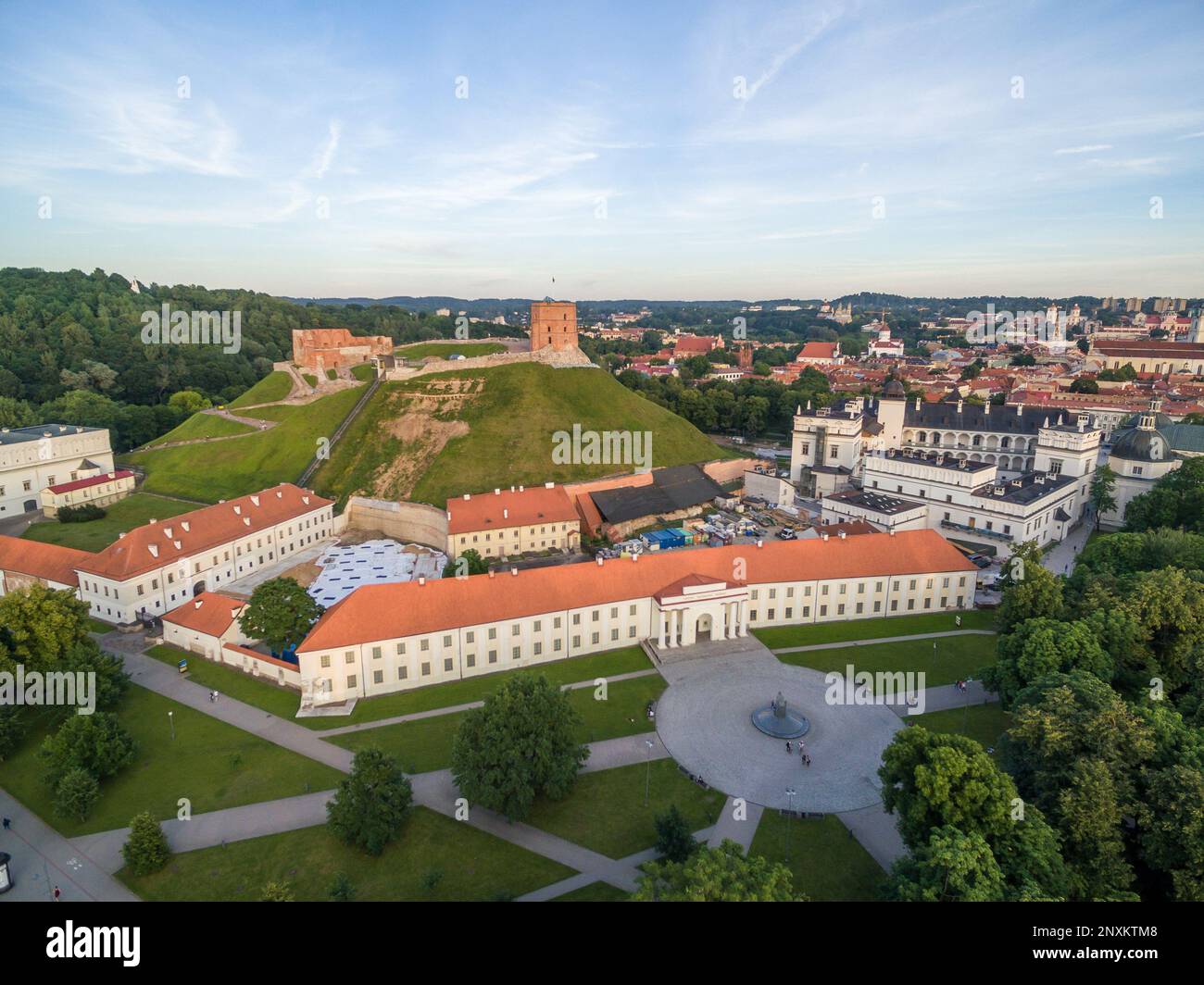 Vilnius Città Vecchia e fiume Neris, Gediminas Castello e Arsenale Vecchio, collina di tre croci, Museo Nazionale di Lituania, Arsenale Vecchio e Palazzo del Foto Stock