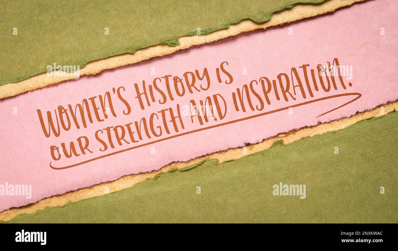 La storia delle donne è la nostra forza e ispirazione, scrittura a mano su una carta d'arte, banner ispiratore Foto Stock