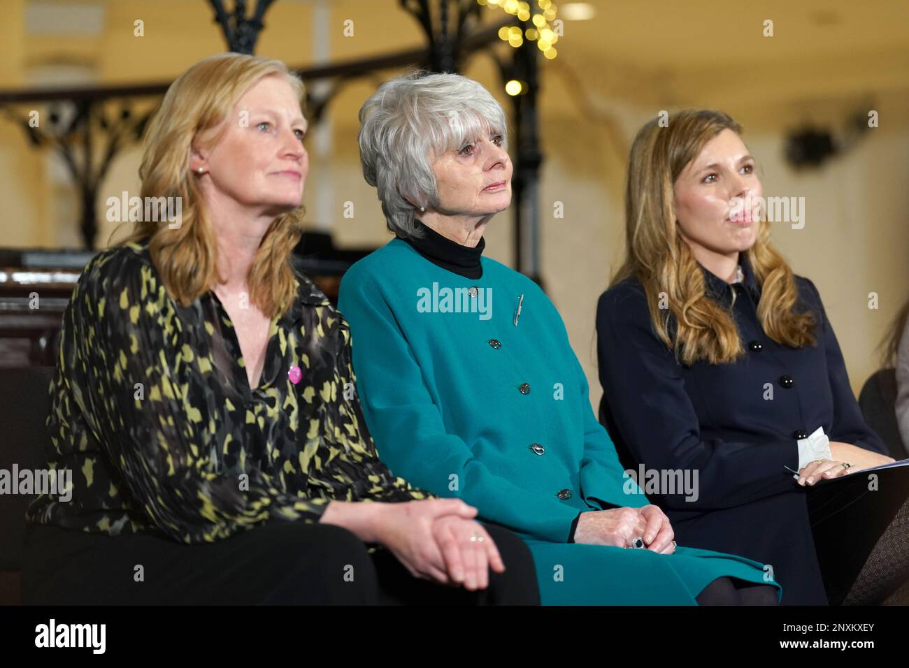 La madre di Joanna Simpson, Diana Parkes (al centro) e Carrie Johnson (a destra) a Westminster, Londra, per il lancio di una campagna per impedire il rilascio di Robert Brown. Data immagine: Mercoledì 1 marzo 2023. Foto Stock