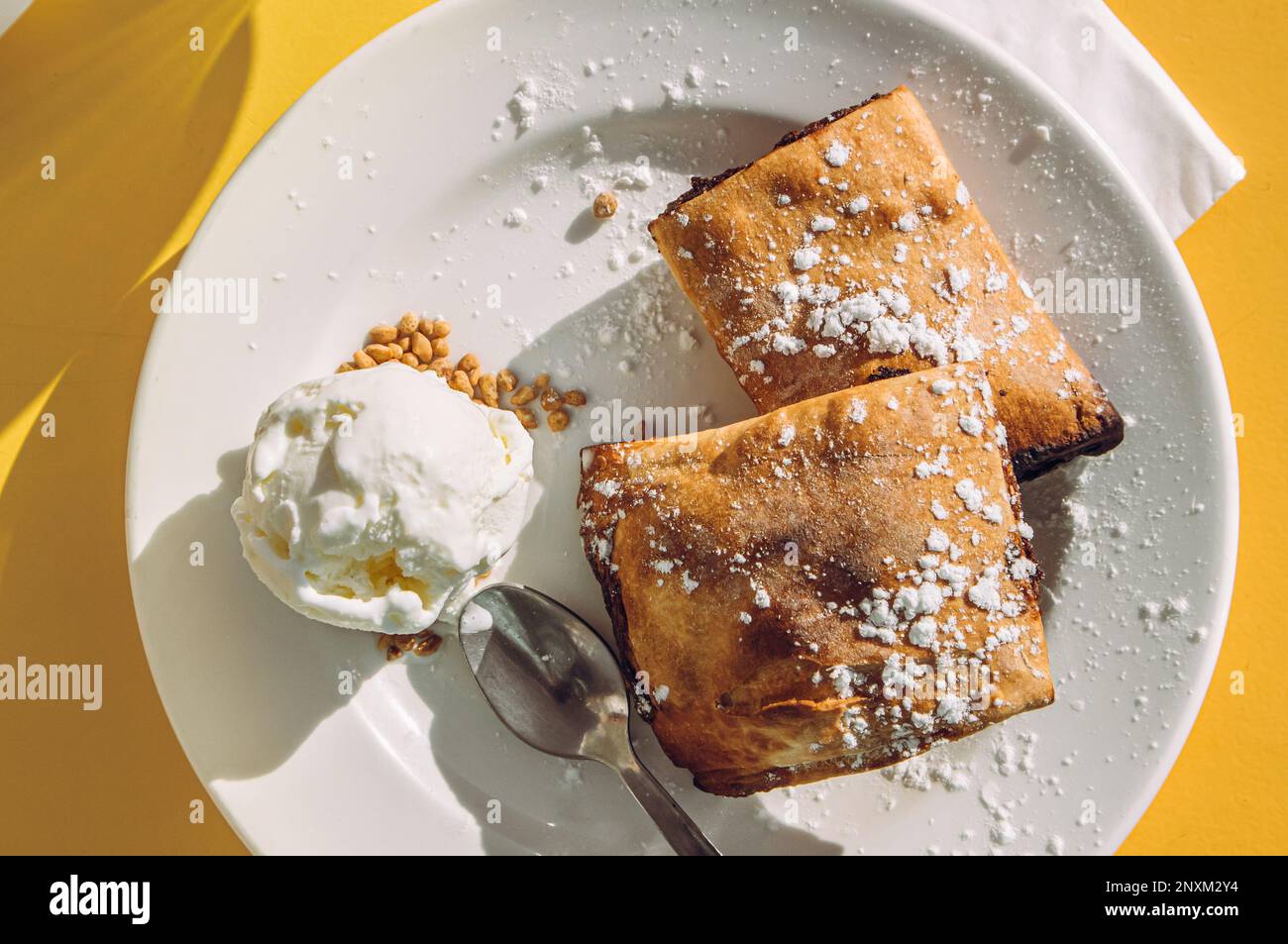 Pasta sfoglia maltese data ripiena chiamata Imqaret servita con gelato su piatto. Foto Stock