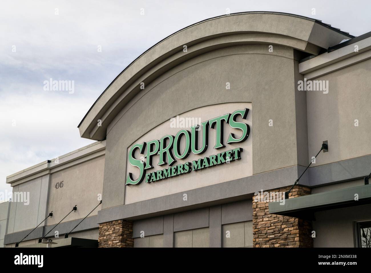 Fort Collins, CO, USA - 27 gennaio 2023: Cartello d'ingresso per il mercato agricolo dei germogli, catena di supermercati che offre una vasta selezione di prodotti naturali e biologici Foto Stock