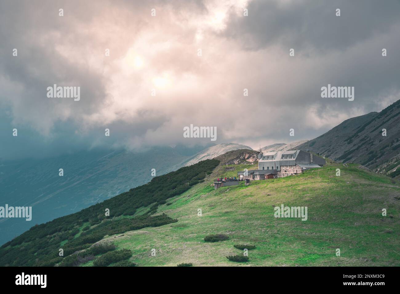 Impressionante ambiente montano nei bassi Tatra, il Chata M.R. Štefánika Casa Vacanze può essere visto in lontananza, Brezno, Slovacchia Foto Stock