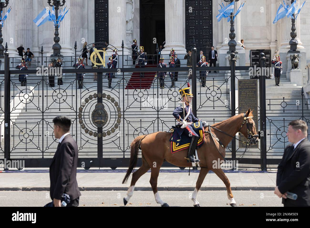 Buenos Aires, Argentina, 1st marzo 2023. Il Presidente della Nazione Alberto Fernández parte dopo l'inaugurazione del 140th delle sessioni ordinarie del Congresso Nazionale. (Credit: Esteban Osorio/Alamy Live News) Foto Stock